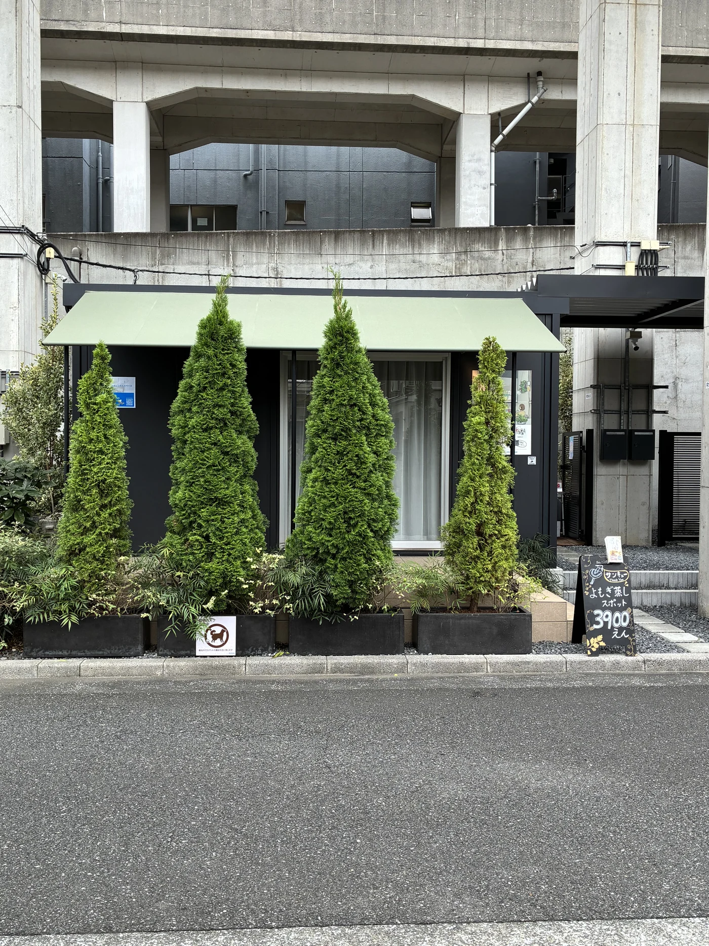 サンキュー桜台店が営業するエミキューブ桜台の正面