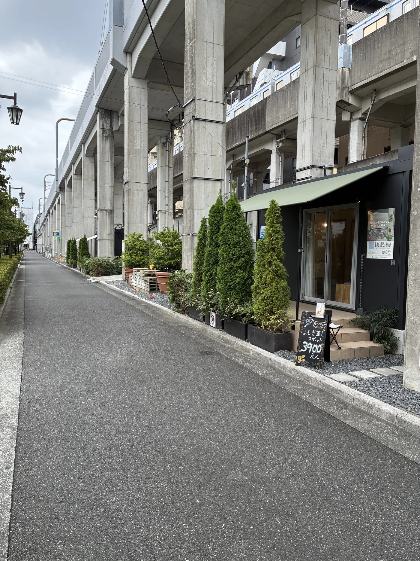 高架下の通りから見たサンキュー桜台店の場所