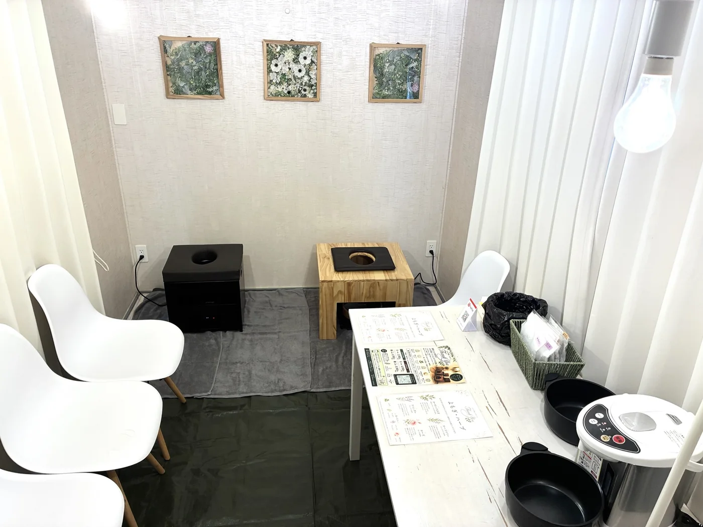 サンキュー桜台店の店内全体。よもぎ蒸し椅子2台とテーブル、待合用の椅子を備えたプライベート空間