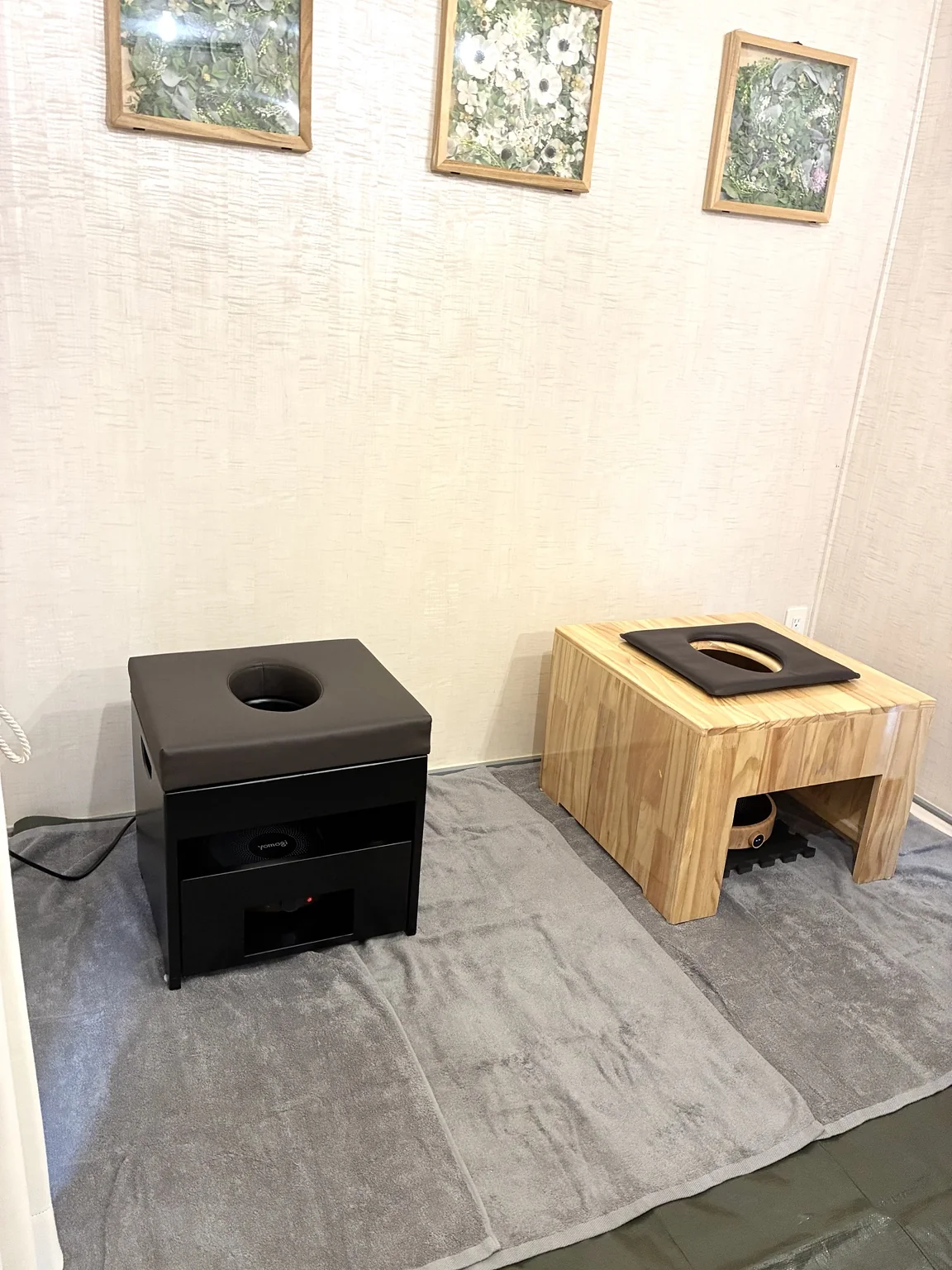 サンキュー桜台店に設置された黒色と木製の2台のよもぎ蒸し椅子